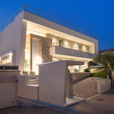 Villa Aurora-Holiday Home Apt3 Bardolino Buitenkant foto
