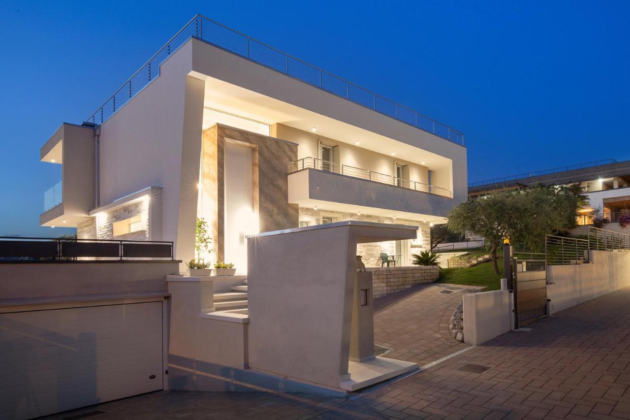 Villa Aurora-Holiday Home Apt3 Bardolino Buitenkant foto