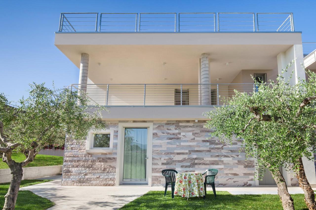 Villa Aurora-Holiday Home Apt3 Bardolino Buitenkant foto