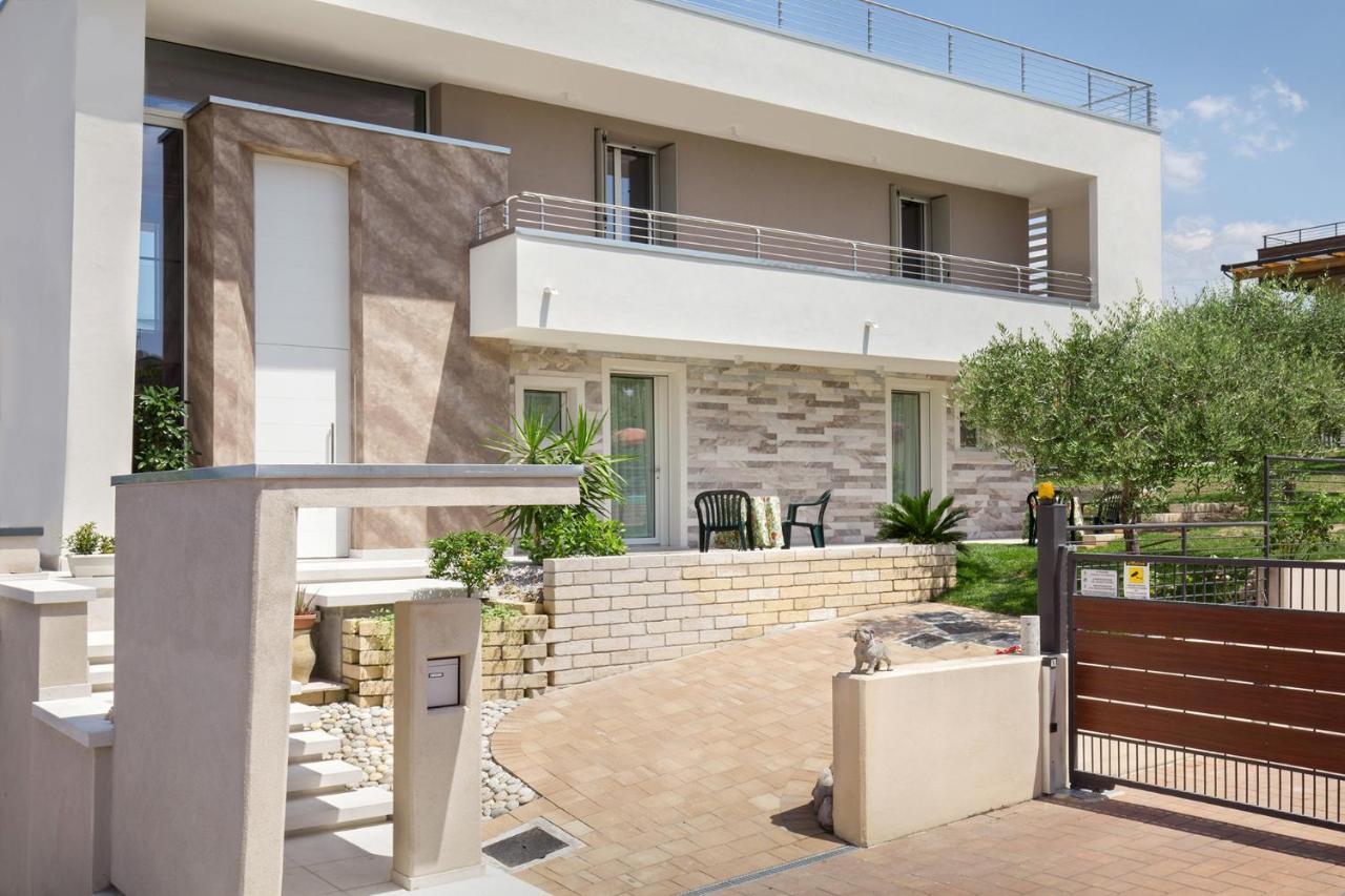 Villa Aurora-Holiday Home Apt3 Bardolino Buitenkant foto