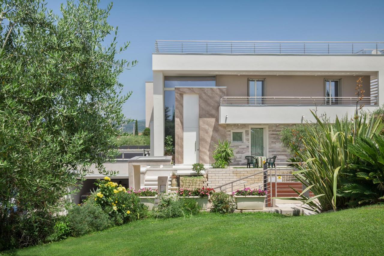 Villa Aurora-Holiday Home Apt3 Bardolino Buitenkant foto